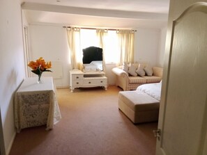 3 bedrooms, desk, iron/ironing board, free WiFi