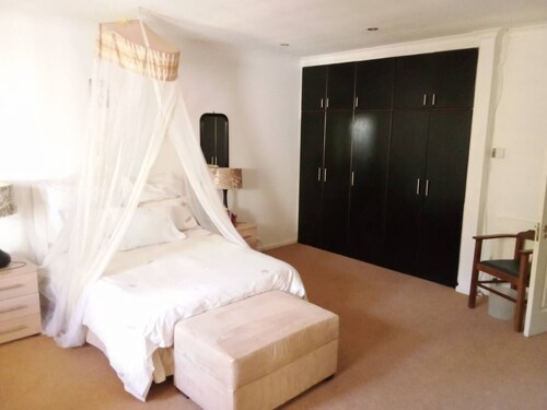 Neat 3 bedroom house in tranquil setting in Rondebosch