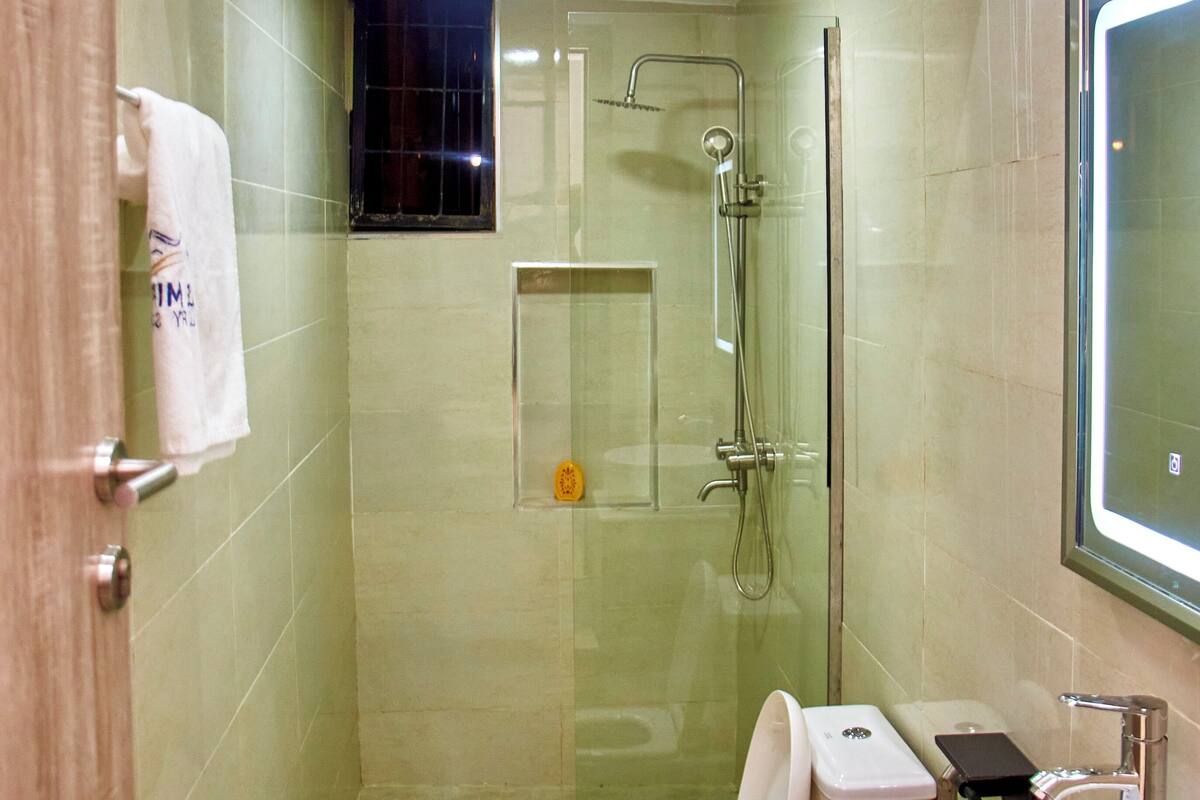 Ein Badezimmer mit Toilette, Waschbecken und Dusche.