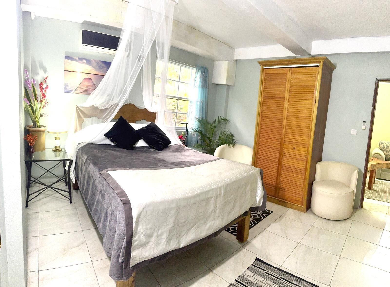 1 chambre, coffres-forts dans les chambres, fer et planche à repasser