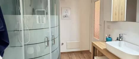 Douche, sĂšche-cheveux, bidet, serviettes fournies