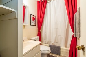 Hårtork, handdukar, tvål och schampo