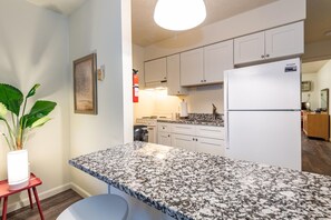 Fridge, microwave, oven, stovetop - Crimson Maple, Near IU Stadiums; (Bloomington)