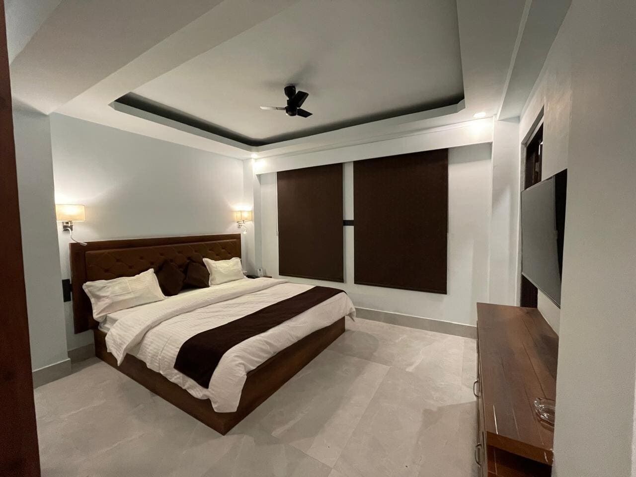 Espacio para trabajar con laptop, cortinas blackout y wifi gratis 