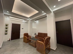 تلفزيون ذكي بحجم 45-بوصة يعرض قنوات تلفزيونية رقمية، خدمات بث