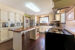 Private kitchen - Sleeps 6 | Bungalow | BBQ | Cozy & Quiet | Fast Wi-Fi | Pet Friendly (Edmonton)