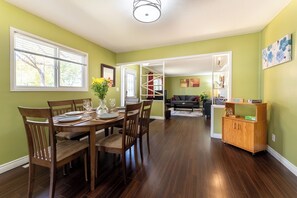 Dining - Sleeps 6 | Bungalow | BBQ | Cozy & Quiet | Fast Wi-Fi | Pet Friendly (Edmonton)