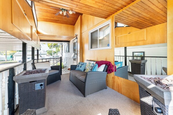 Terrace/patio - Sleeps 6 | Bungalow | BBQ | Cozy & Quiet | Fast Wi-Fi | Pet Friendly (Edmonton)