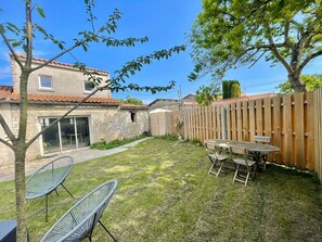 Outdoor dining - La petite Garrelière (Saint-Pierre-d'Oléron)