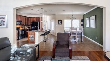 Smart TV, chimenea, reproductor de DVD y oficina