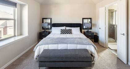 Bright & Spacious 3 Bedroom Townhome, Minutes from DFW Airport