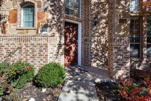 Bright & Spacious 3 Bedroom Townhome, Minutes from DFW Airport
