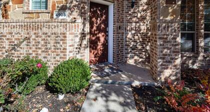 Bright & Spacious 3 Bedroom Townhome, Minutes from DFW Airport