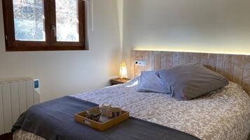 1 dormitorio, tabla de planchar con plancha, wifi y ropa de cama