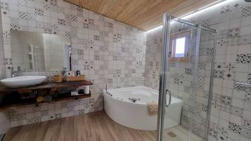 Baignoire Ă jets, sĂšche-cheveux, serviettes fournies, savon