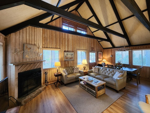 Beautiful family friendly 4 bedroom Resort Chalet with Fireplace