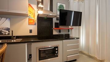 Basic Apartment | Private kitchen | Microwave, stovetop, cookware/dishes/utensils
