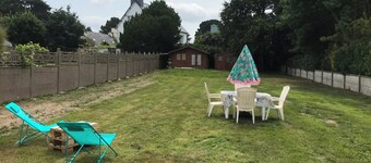 Renovated house, small sea view, 5 minutes from beaches and GR34. Pets allowed