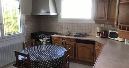 Renovated house, small sea view, 5 minutes from beaches and GR34. Pets allowed