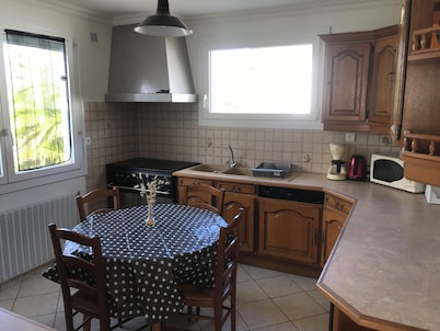 Renovated house, small sea view, 5 minutes from beaches and GR34. Pets allowed