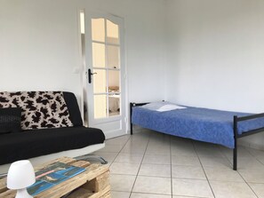 1 bedroom, bed sheets