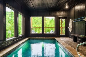 Innendørsbasseng og et oppvarmet basseng