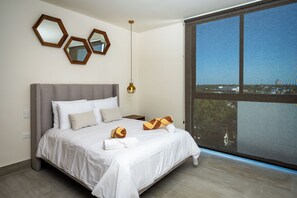 Leilighet – grand | Skrivebord, skrivebord for bærbar PC og blendingsgardiner