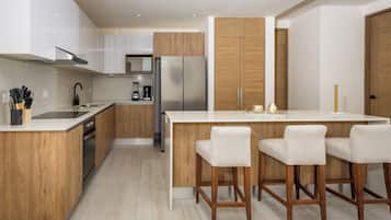 Full-sized fridge, microwave, oven, stovetop