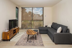 Familieleilighet, byutsikt | Oppholdsområde | En 50-tommers smart-TV med Parabol-TV samt Netflix og Hulu