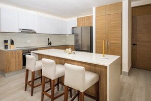 Frigorífico grande, microondas, horno y placa de cocina