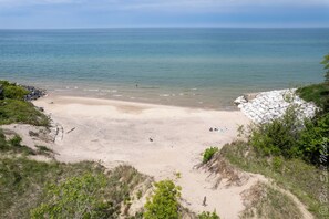 Beach nearby, sun-loungers - Lake Michigan Beach Cottage with private beach and pools! (Stevensville)