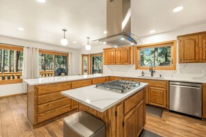 Fridge, microwave, oven, stovetop - Pinewood Lodge / Backs to Forest / Near Downtown! (Flagstaff)