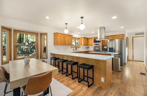 Fridge, microwave, oven, stovetop - Pinewood Lodge / Backs to Forest / Near Downtown! (Flagstaff)