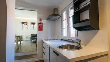Villa, 2 chambres, vue cour intérieure | Cuisine privée | Grand réfrigérateur, micro-ondes, plaque de cuisson, machine à expresso
