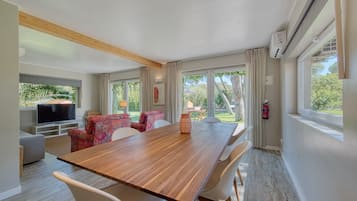 Premium-Villa, 2 Schlafzimmer, Gartenblick | Esszimmer