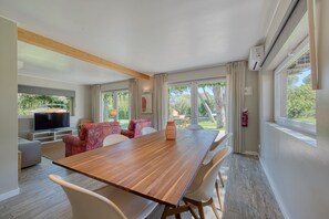 Premium Villa, 2 Bedrooms, Garden View | Dining room