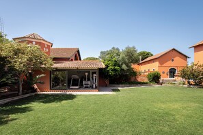 A property with a covered outdoor gym area, a well-maintained lawn, and traditional architecture. - Quinta da Bicuda (Cascais)