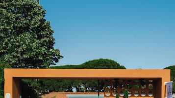Daily full breakfast (EUR 16 per person)