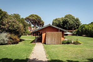 A house with a gravel path leading to a wooden fence. - Quinta da Bicuda (Cascais)