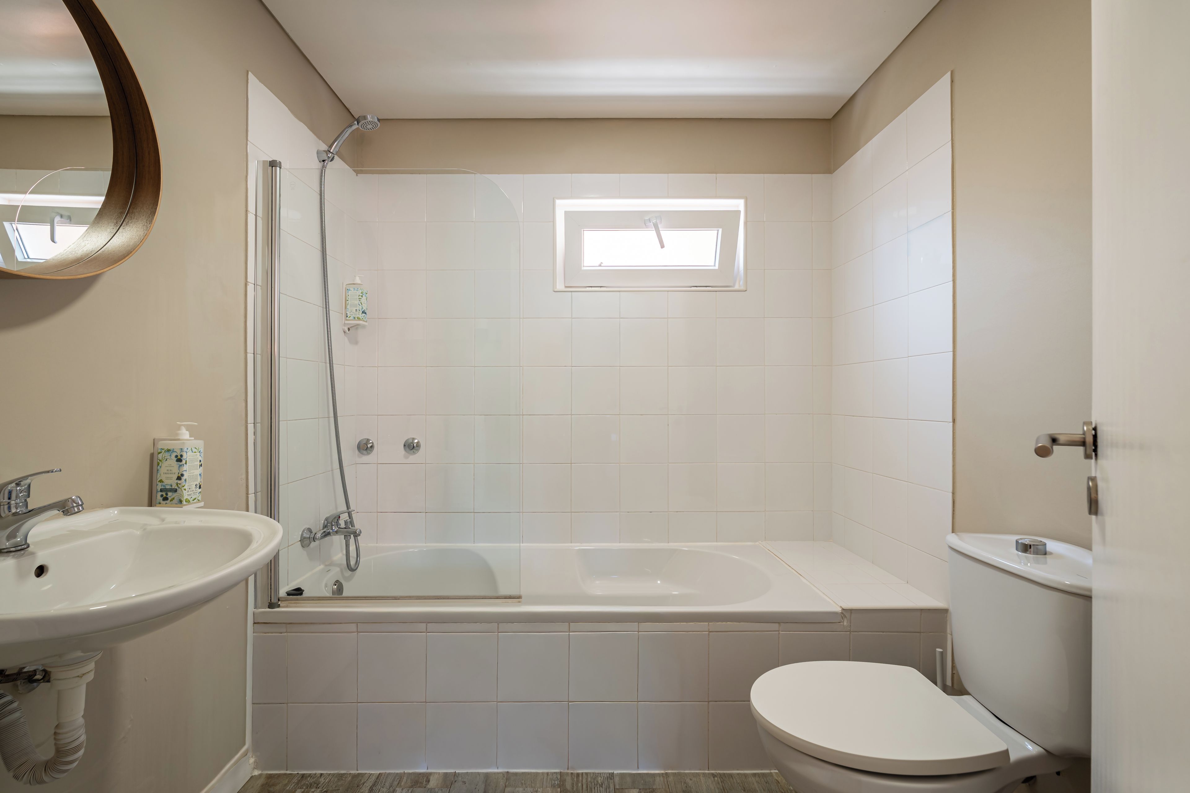 Een badkamer met een bad, toilet en wastafel.