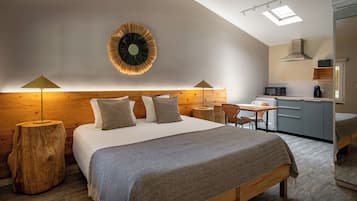 Un dormitorio moderno con una cama grande, lámparas de noche, cabecera de madera y un adorno circular en la pared.
