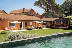 A residential property with a swimming pool, outdoor seating, and a well-maintained lawn. - Quinta da Bicuda (Cascais)