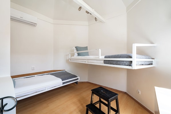 A compact room with a bunk bed, a small table, and a desk. - Quinta da Bicuda (Cascais)