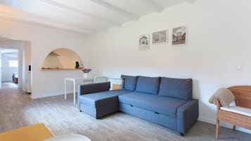 Villa - 1 sovrum | Vardagsrum | 50-tums LCD-tv med kabelkanaler