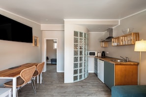 A modern kitchen with a microwave, toaster, and wooden cabinets. - Quinta da Bicuda (Cascais)