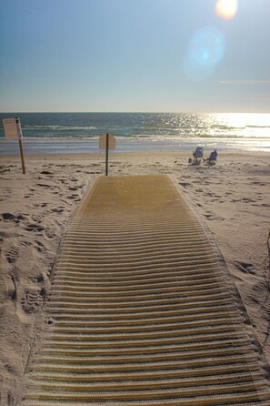 Na praia, espreguiçadeiras, toalhas de praia 