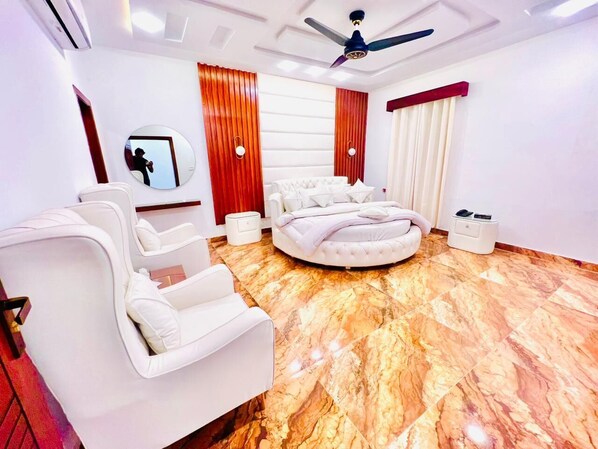 Deluxe Double Room | Soundproofing, iron/ironing board, free WiFi - The Signature Hotel (Multan)