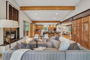 Smart TV, fireplace, printers - Beautiful Mountain Modern home in perfect location! (Ketchum)