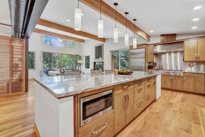 Microwave, oven, stovetop, dishwasher - Beautiful Mountain Modern home in perfect location! (Ketchum)