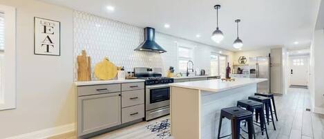 ثلاجة، ميكروويف، فرن، موقد طهي مسطح